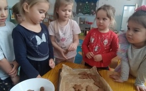 Pieczemy świąteczne pierniczki - grupa 4-latków (5)